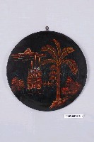 藏品(黑漆鑲貝彩繪磨顯日月潭杵歌紋圓形掛飾)的圖片