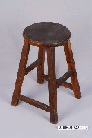 藏品(木製圓型高腳板凳)的圖片