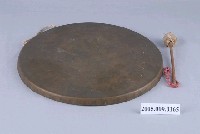 藏品(銅製鑼及鑼槌)的圖片