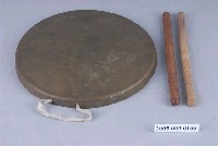 藏品(銅製鑼及鑼棒)的圖片