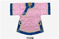 藏品(粉紅絲質緹花大襟鑲緄女衫)的圖片