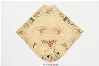 藏品(米白地彩繡雙鶴紋菱形肚兜)的圖片