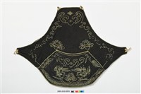 藏品(黑色地彩繡牡丹花紋下端寬形肚兜)的圖片