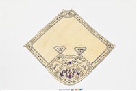 藏品(米米白地彩繡瓶花紋菱形肚兜)的圖片