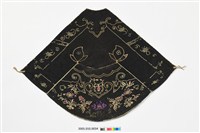 藏品(黑色地彩繡牡丹飛鳳紋菱形肚兜)的圖片