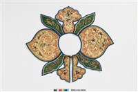 藏品(雙色絲緞桃形彩繡雲肩)的圖片