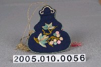 藏品(藏藍緞葫蘆型桂圓紋菸草袋)的圖片