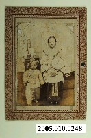 藏品(新竹鄭宅進士第持扇婦人與小孩照片)的圖片