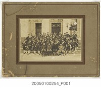 藏品(臺中商業學校修學旅行臺北博物館前師生合照)的圖片