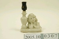 藏品(鶯歌窯白瓷少女燈座)的圖片