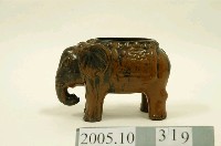 藏品(大甲東窯陶製褐黑釉象形花器)的圖片