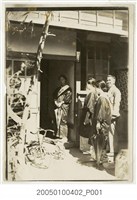 藏品(臺中市愛國婦人會慰問出征軍人家屬之照片)的圖片