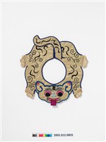 藏品(米黃緞地虎形彩繡圍涎)的圖片