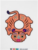 藏品(橘紅緞地虎形彩繡圍涎)的圖片