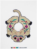 藏品(米黃緞地虎形彩繡圍涎)的圖片