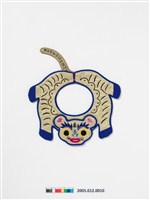 藏品(米白緞地虎形彩繡圍涎)的圖片