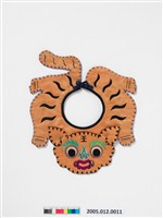 藏品(橘紅緞地虎形彩繡圍涎)的圖片