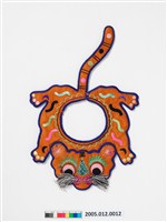 藏品(橘紅緞地虎形彩繡圍涎)的圖片
