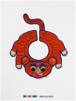 藏品(橘紅緞地虎形彩繡圍涎)的圖片