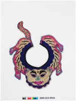 藏品(米白緞地虎形彩繡圍涎)的圖片