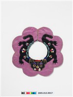 藏品(雙色絲緞虎形彩繡圍涎)的圖片