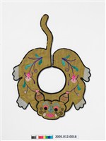 藏品(黃絲綢虎形彩繡圍涎)的圖片