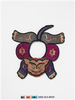 藏品(四色絲質虎形彩繡圍涎)的圖片