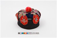 藏品(黑地八卦花卉紋彩繡童帽)的圖片