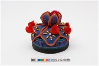 藏品(黑地盤金珠飾蓮花造型童帽)的圖片