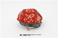 藏品(紅地花卉紋刺繡碗帽)的圖片