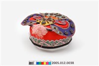 藏品(紅地盤金珠飾刺繡碗帽)的圖片