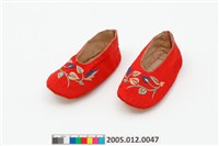 藏品(紅綢地繡花童鞋)的圖片