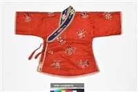 藏品(紅色絲緞曲領交襟彩繡童衣)的圖片