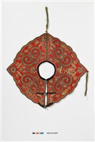 藏品(紅毛地四合如意彩繡雲肩)的圖片