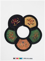 藏品(四色絲緞梅花形彩繡圍涎)的圖片