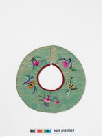 藏品(淺綠絲緞圓形彩繡圍涎)的圖片