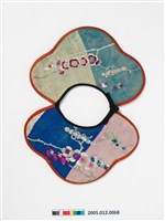 藏品(絲綢拼接梅花彩繡圍涎)的圖片