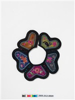 藏品(五色絲緞心形彩繡圍涎)的圖片