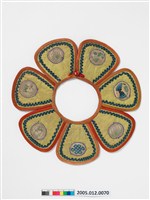 藏品(淺綠絲質花形彩繡圍涎)的圖片