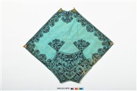 藏品(藍地彩秀花草動物紋菱形肚兜)的圖片