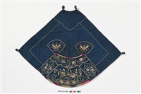 藏品(深藍地彩繡牡丹紋菱形肚兜)的圖片