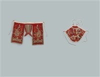 藏品(刺繡肚兜與雙龍裙)的圖片