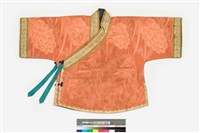 藏品(橘紅絲質緹花曲領交襟童衣)的圖片