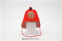 藏品(大紅地黑球頂盤金繡風帽)的圖片