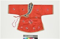 藏品(紅色絲緞曲領交襟彩繡童衣)的圖片