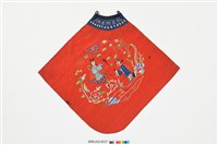 藏品(大紅地彩繡人物紋菱形肚兜)的圖片