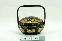 藏品(黑地人物花卉動物紋提籃)的圖片