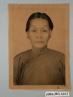 藏品(半身女祖先畫像)的圖片