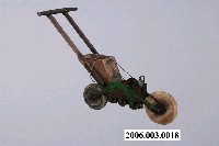 藏品(手推花生播種機)的圖片
