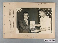 藏品(辛文炳市長敬贈美空軍基地司令伊頓上校「台南之鑰」新聞照)的圖片